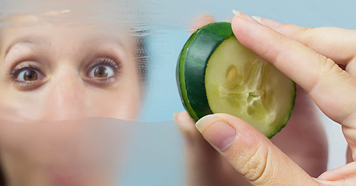 Rub a cucumber slice on the mirror Rub a cucumber slice on the mirror